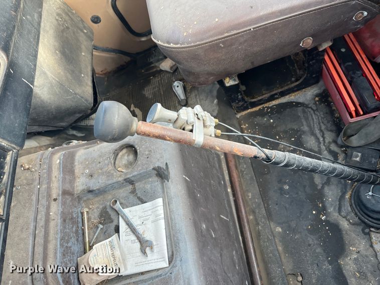 image for item DR7311 1985 International F2375  truck cab and chassis