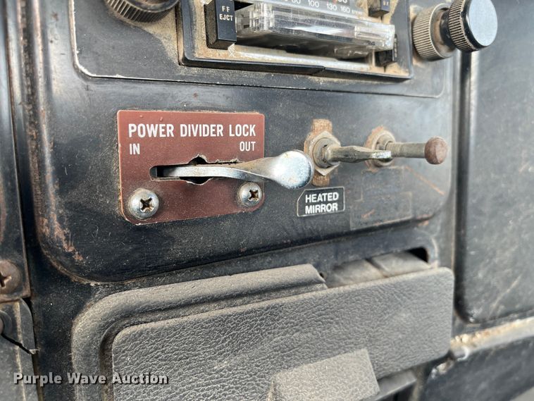 image for item DR7311 1985 International F2375  truck cab and chassis