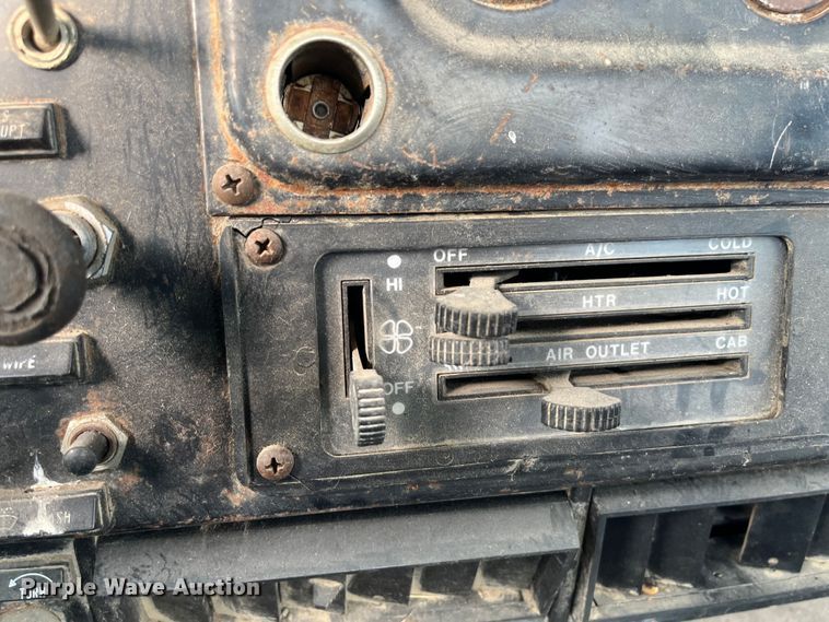 image for item DR7311 1985 International F2375  truck cab and chassis