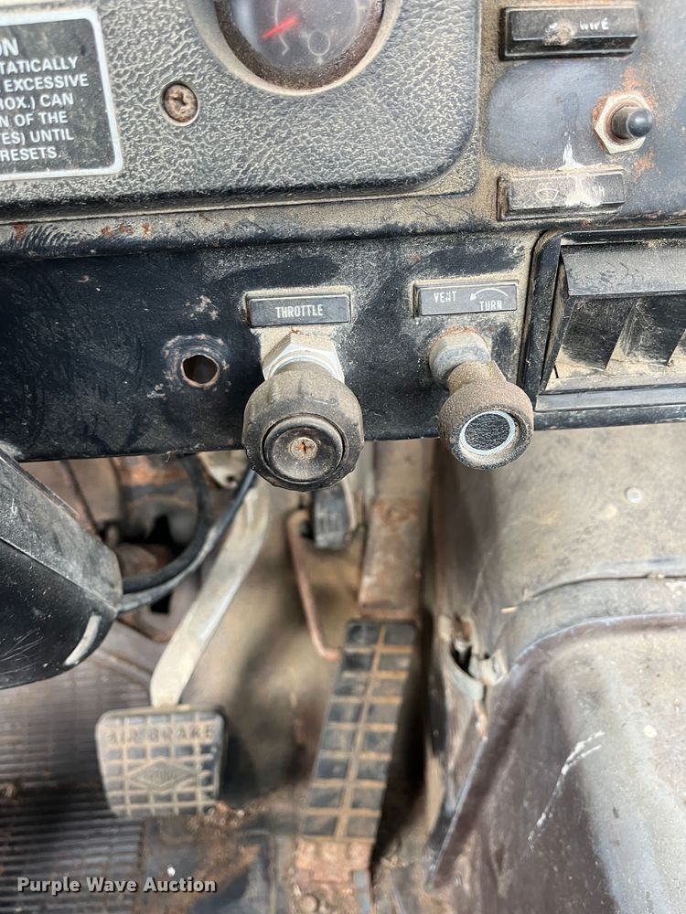 image for item DR7311 1985 International F2375  truck cab and chassis