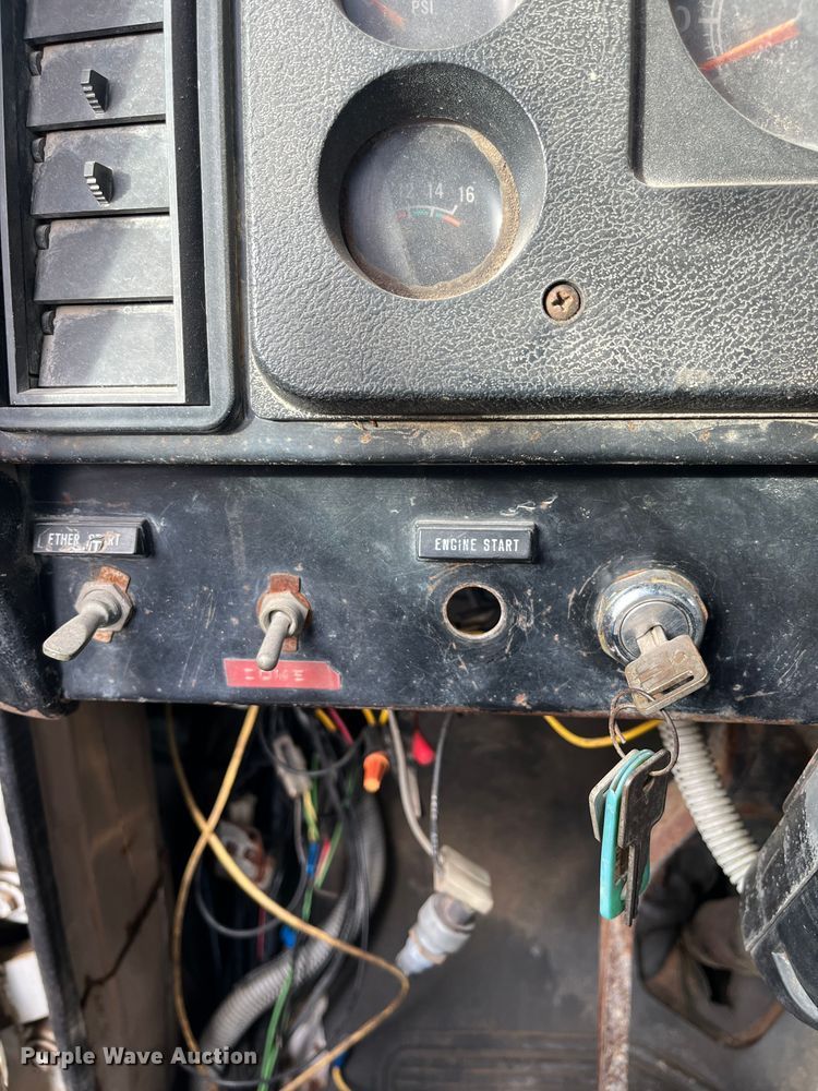 image for item DR7311 1985 International F2375  truck cab and chassis