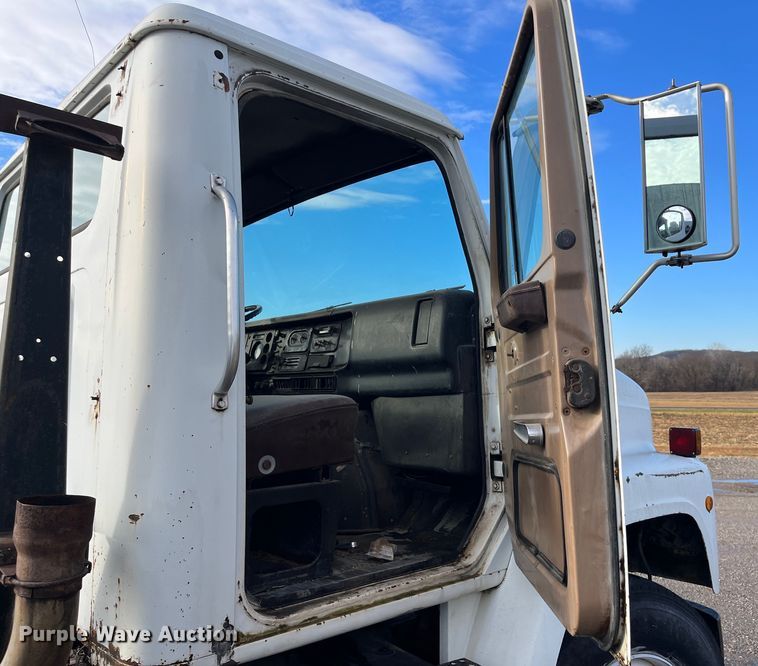 image for item DR7311 1985 International F2375  truck cab and chassis