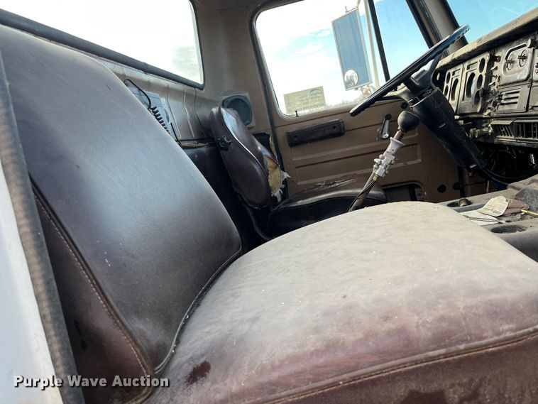 image for item DR7311 1985 International F2375  truck cab and chassis