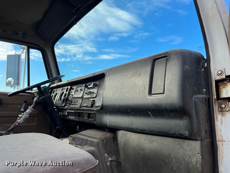 image for item DR7311 1985 International F2375  truck cab and chassis