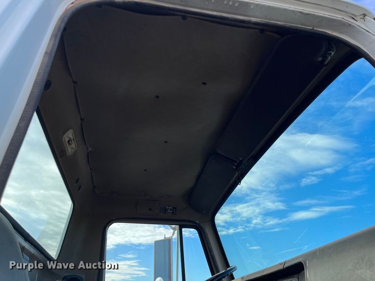 image for item DR7311 1985 International F2375  truck cab and chassis