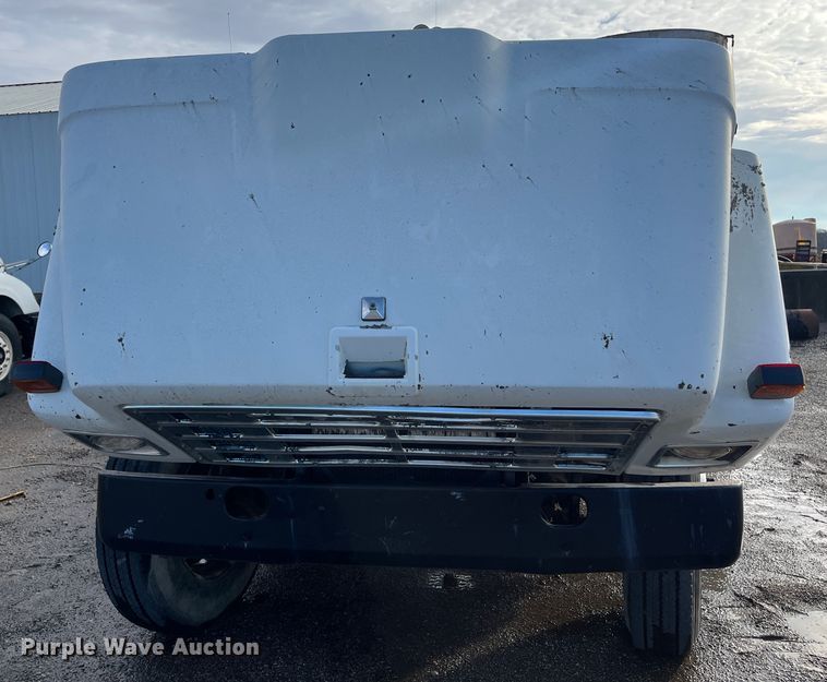 image for item DR7311 1985 International F2375  truck cab and chassis