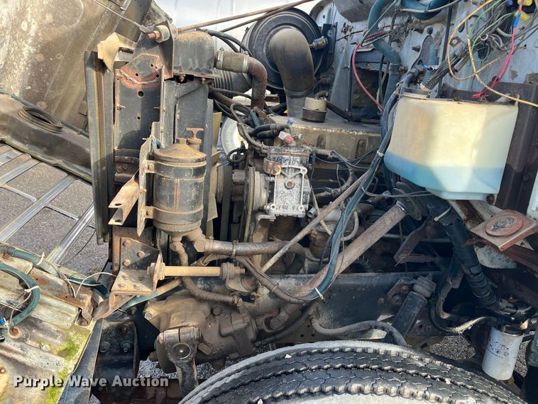 image for item DR7311 1985 International F2375  truck cab and chassis