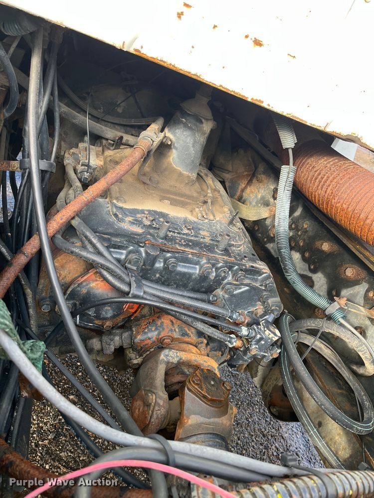 image for item DR7311 1985 International F2375  truck cab and chassis