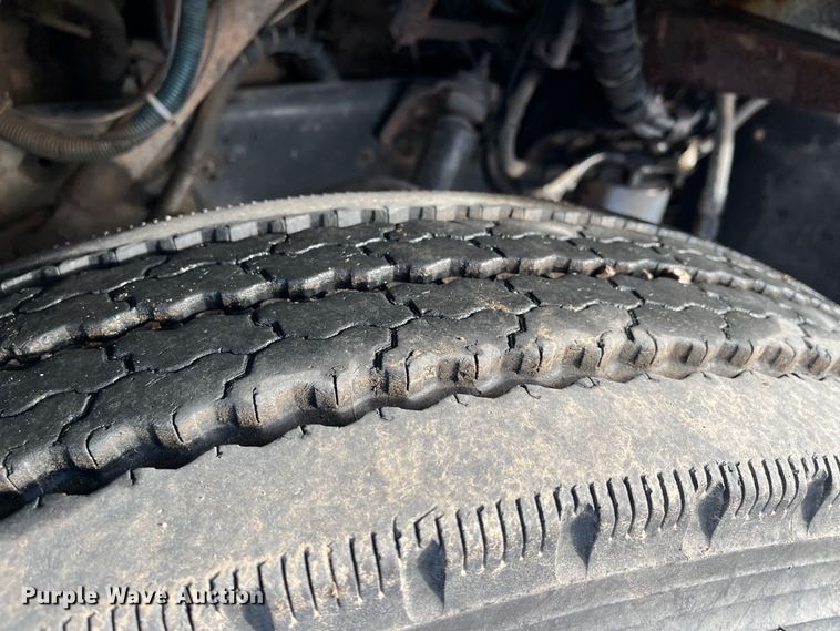 image for item DR7311 1985 International F2375  truck cab and chassis