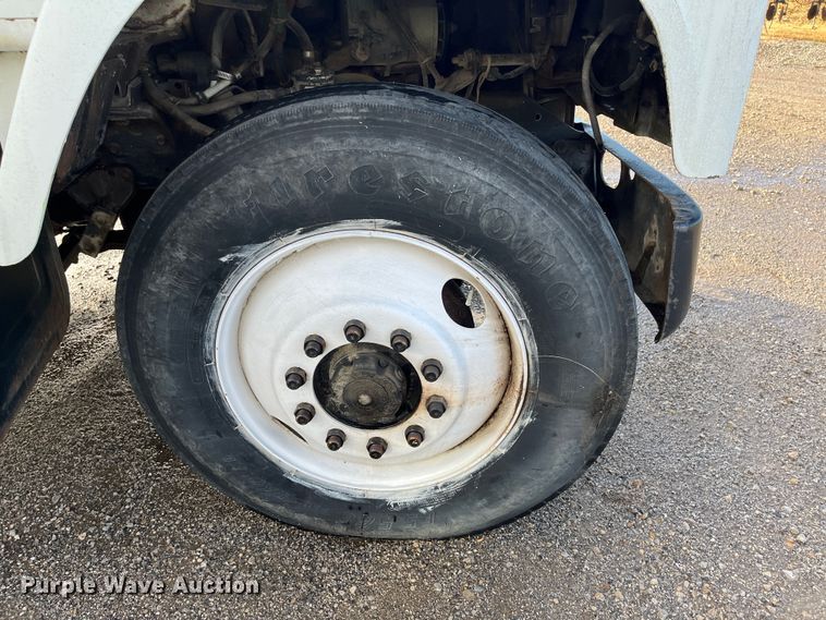 image for item DR7311 1985 International F2375  truck cab and chassis