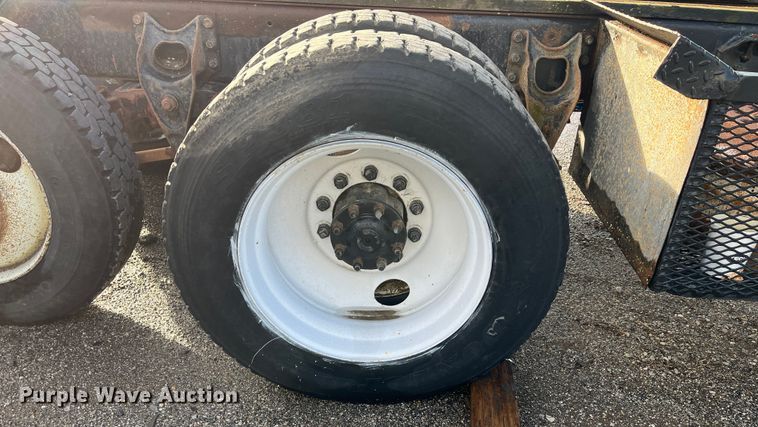 image for item DR7311 1985 International F2375  truck cab and chassis