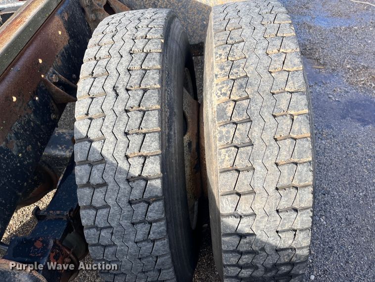 image for item DR7311 1985 International F2375  truck cab and chassis