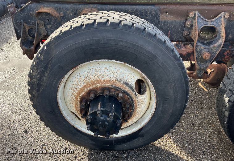 image for item DR7311 1985 International F2375  truck cab and chassis