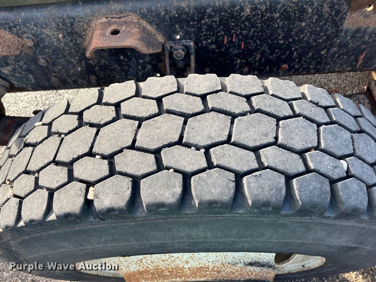 image for item DR7311 1985 International F2375  truck cab and chassis