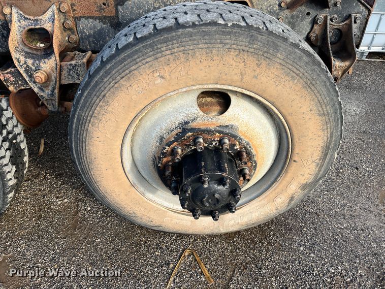 image for item DR7311 1985 International F2375  truck cab and chassis