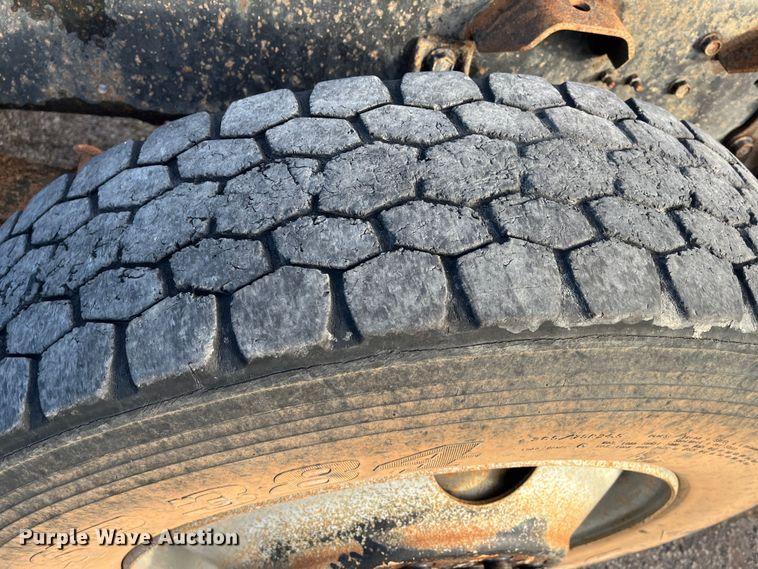 image for item DR7311 1985 International F2375  truck cab and chassis