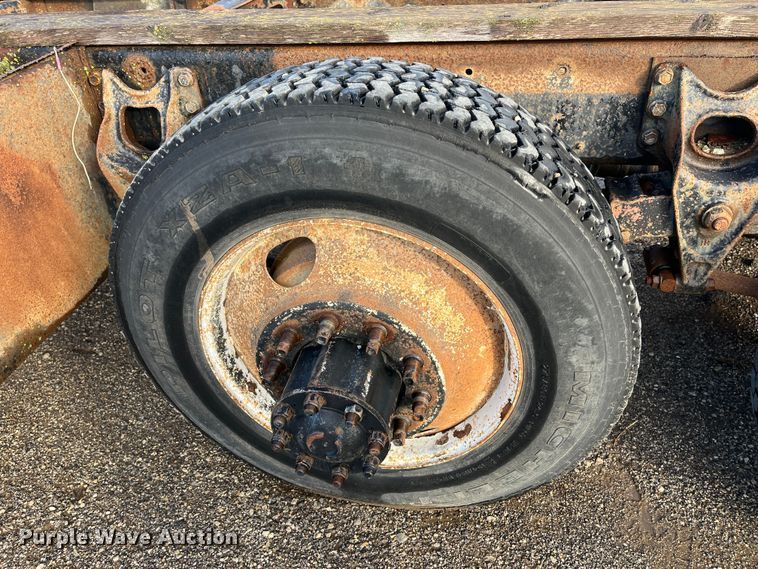 image for item DR7311 1985 International F2375  truck cab and chassis