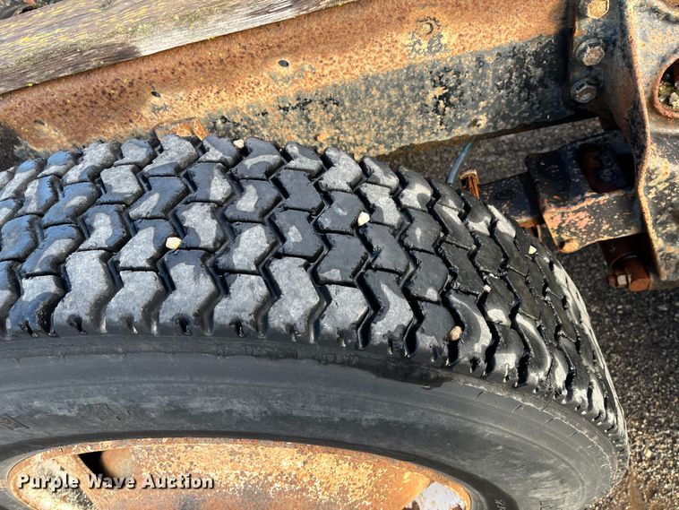 image for item DR7311 1985 International F2375  truck cab and chassis