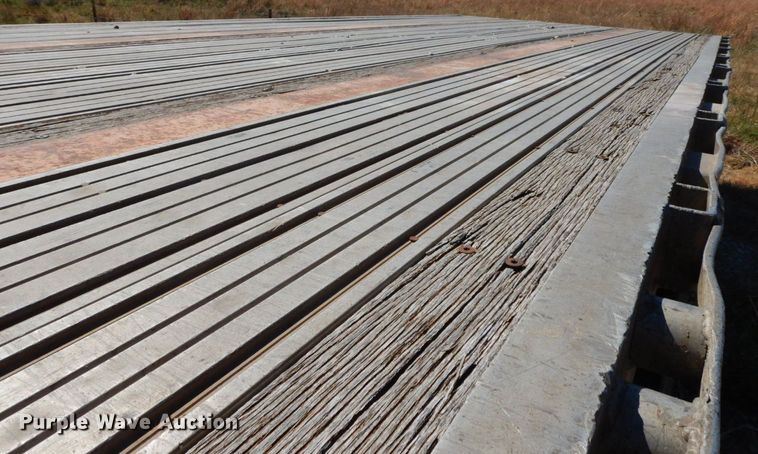 image for item HF9385 1998 Transcraft  flatbed trailer