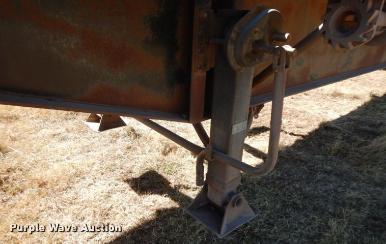 image for item HF9388 1985 Lufkin  flatbed trailer