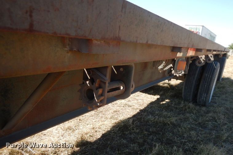image for item HF9388 1985 Lufkin  flatbed trailer