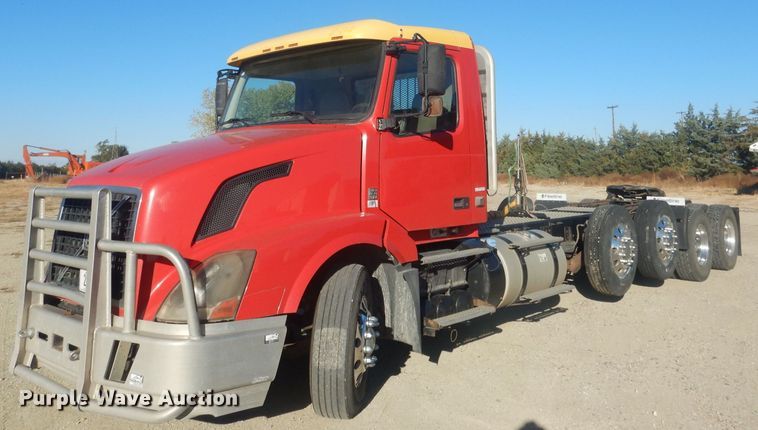 image for item HQ9518 2013 Volvo VNL  semi truck