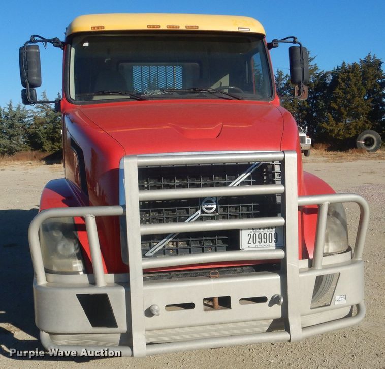 image for item HQ9518 2013 Volvo VNL  semi truck