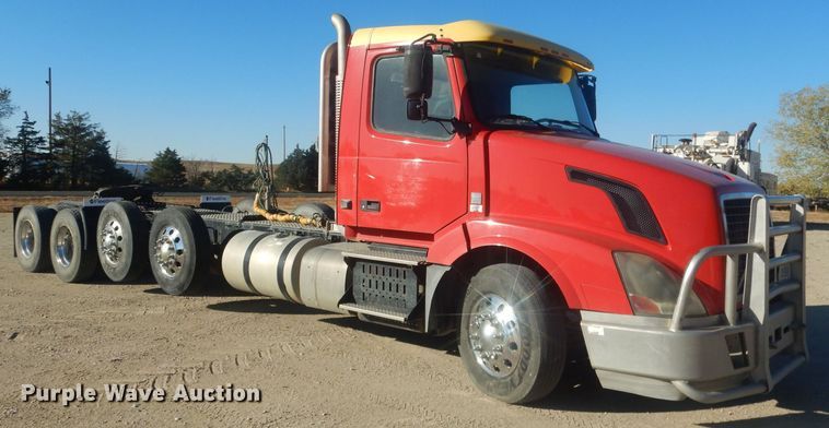 image for item HQ9518 2013 Volvo VNL  semi truck