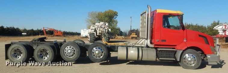 image for item HQ9518 2013 Volvo VNL  semi truck