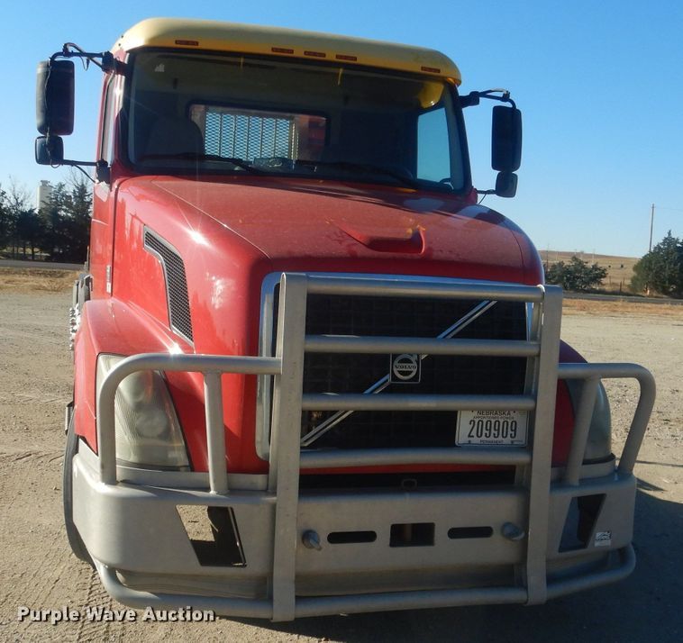 image for item HQ9518 2013 Volvo VNL  semi truck