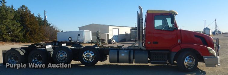 image for item HQ9518 2013 Volvo VNL  semi truck
