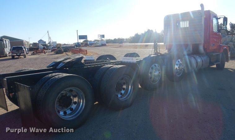 image for item HQ9518 2013 Volvo VNL  semi truck