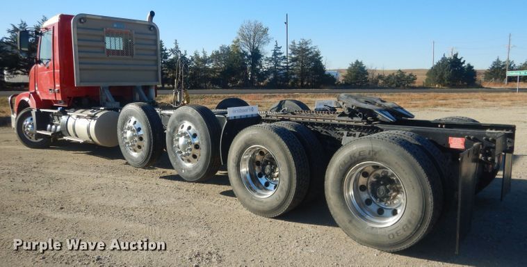 image for item HQ9518 2013 Volvo VNL  semi truck