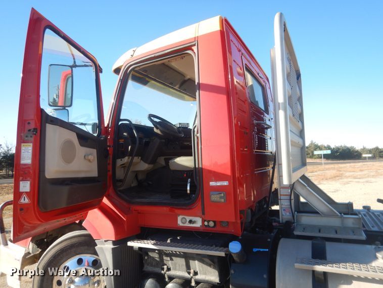 image for item HQ9518 2013 Volvo VNL  semi truck