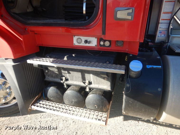 image for item HQ9518 2013 Volvo VNL  semi truck