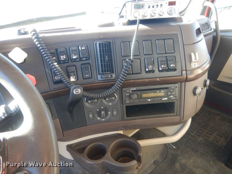 image for item HQ9518 2013 Volvo VNL  semi truck