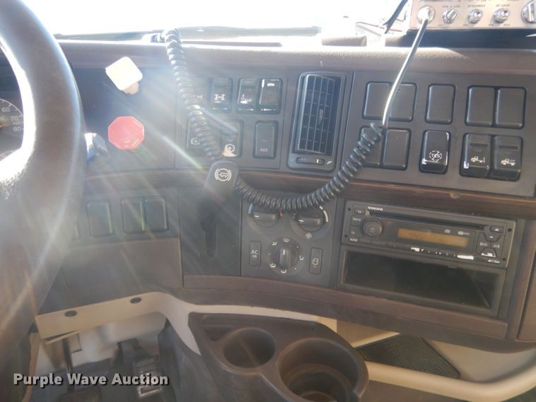 image for item HQ9518 2013 Volvo VNL  semi truck