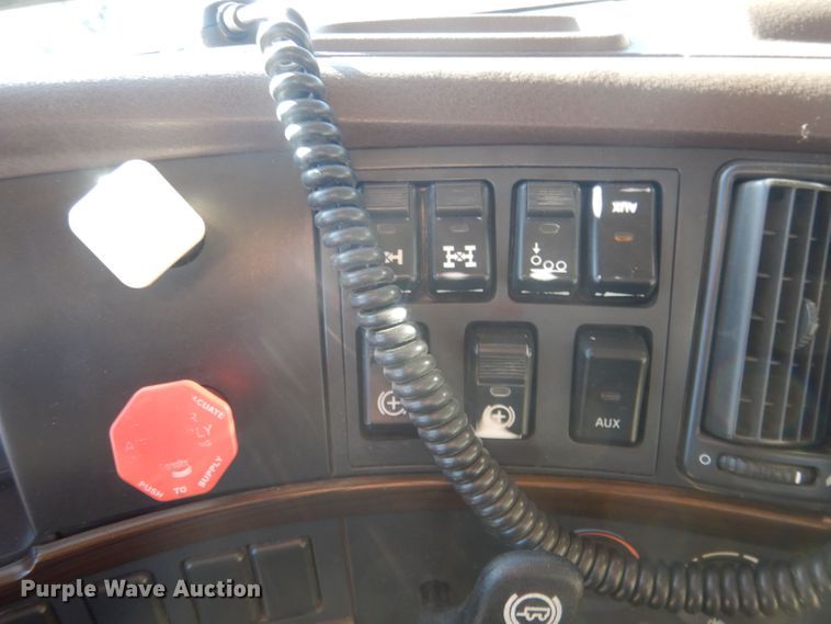 image for item HQ9518 2013 Volvo VNL  semi truck