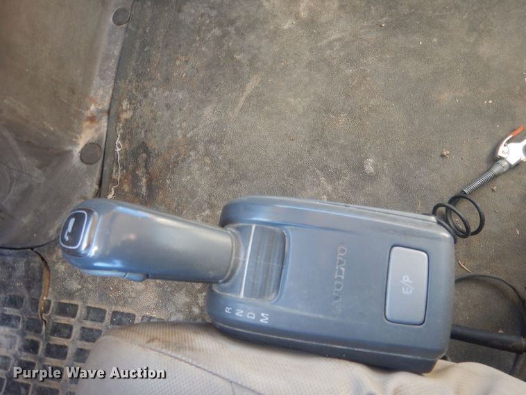 image for item HQ9518 2013 Volvo VNL  semi truck