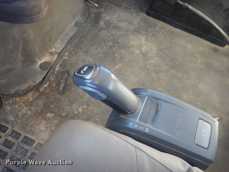 image for item HQ9518 2013 Volvo VNL  semi truck