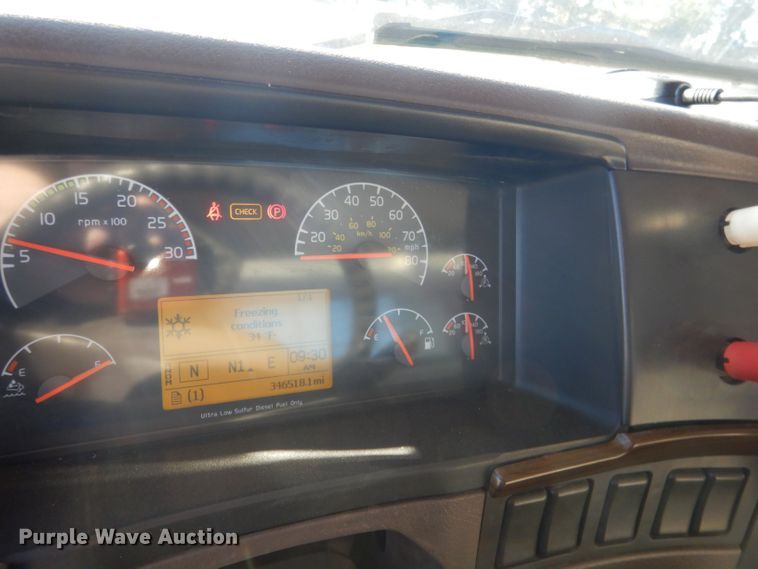 image for item HQ9518 2013 Volvo VNL  semi truck