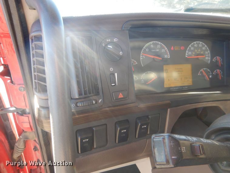 image for item HQ9518 2013 Volvo VNL  semi truck