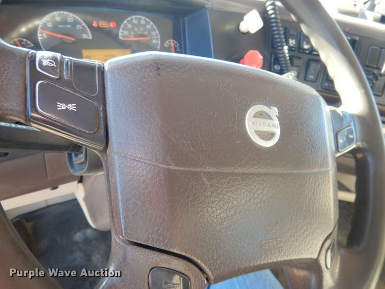 image for item HQ9518 2013 Volvo VNL  semi truck