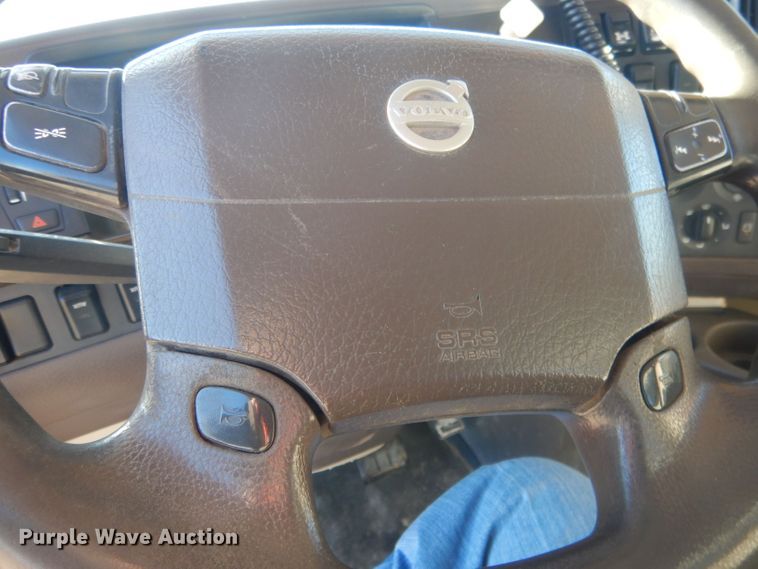 image for item HQ9518 2013 Volvo VNL  semi truck