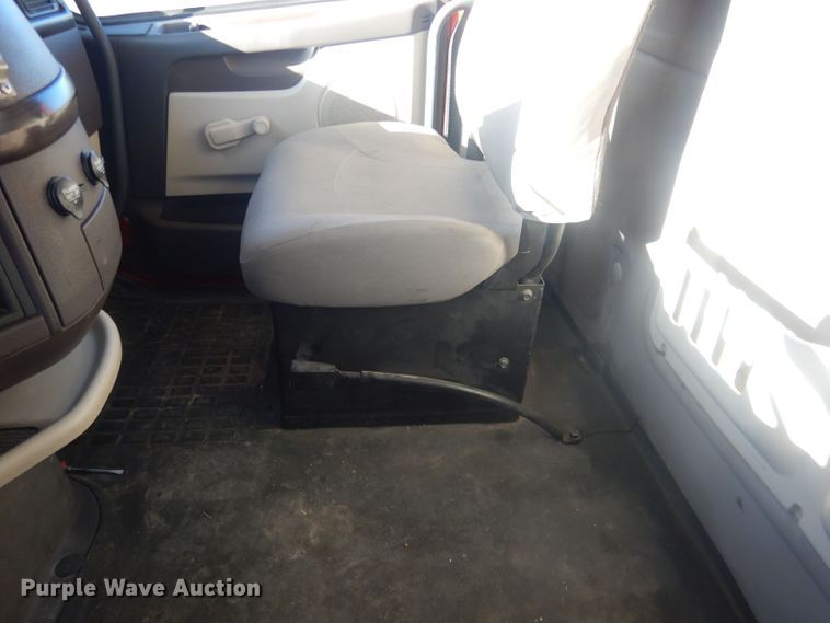 image for item HQ9518 2013 Volvo VNL  semi truck