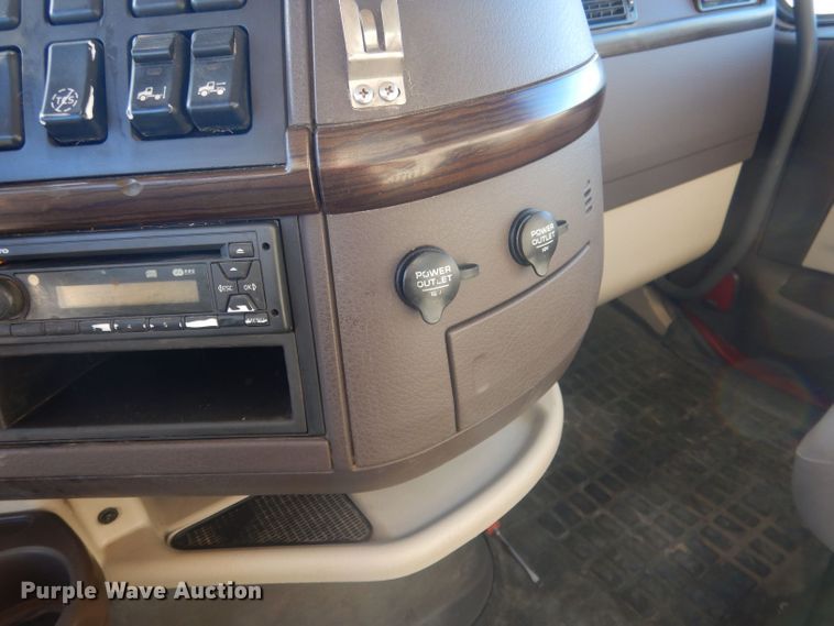 image for item HQ9518 2013 Volvo VNL  semi truck