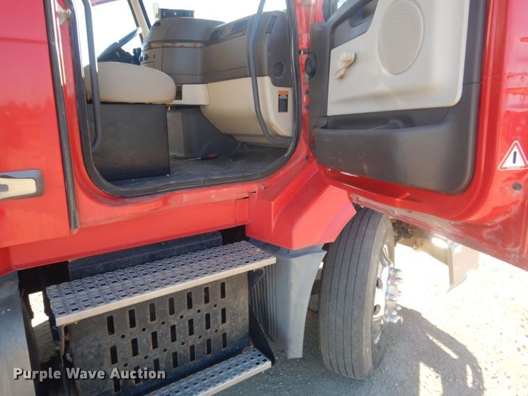 image for item HQ9518 2013 Volvo VNL  semi truck