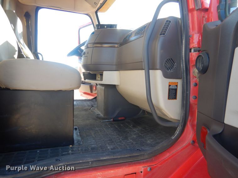 image for item HQ9518 2013 Volvo VNL  semi truck