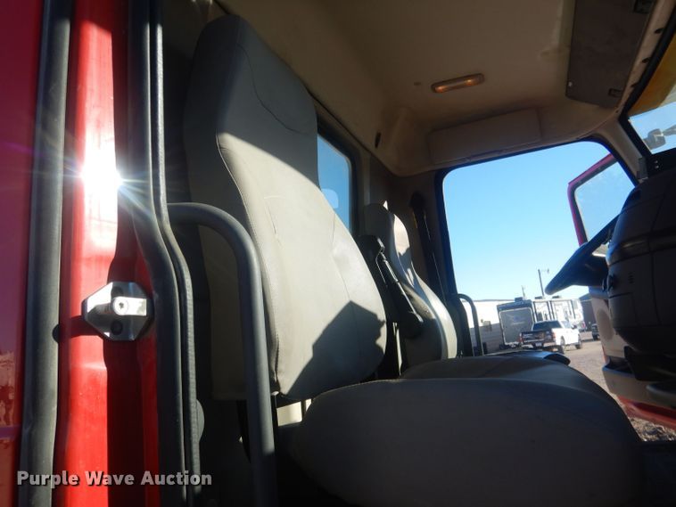 image for item HQ9518 2013 Volvo VNL  semi truck