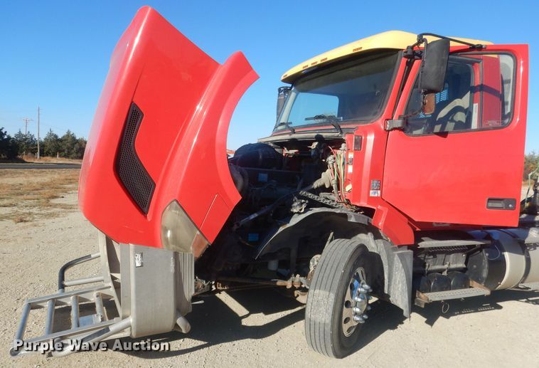 image for item HQ9518 2013 Volvo VNL  semi truck